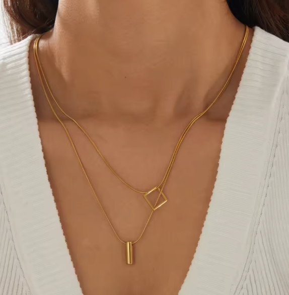 Collar Doble Geométrico — Cuadrado & Barra Dorada