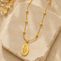 Collar Virgen María — Medalla Oval con Cadena de Perlas Dorada