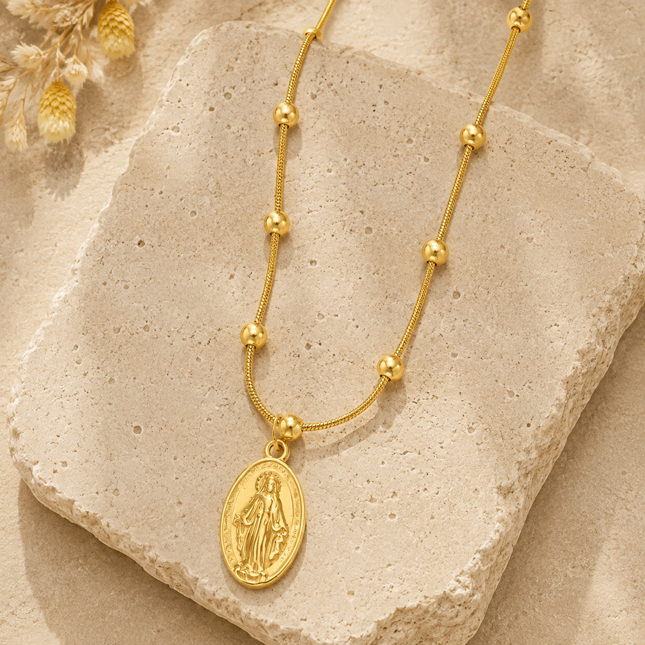 Collar Virgen María — Medalla Oval con Cadena de Perlas Dorada